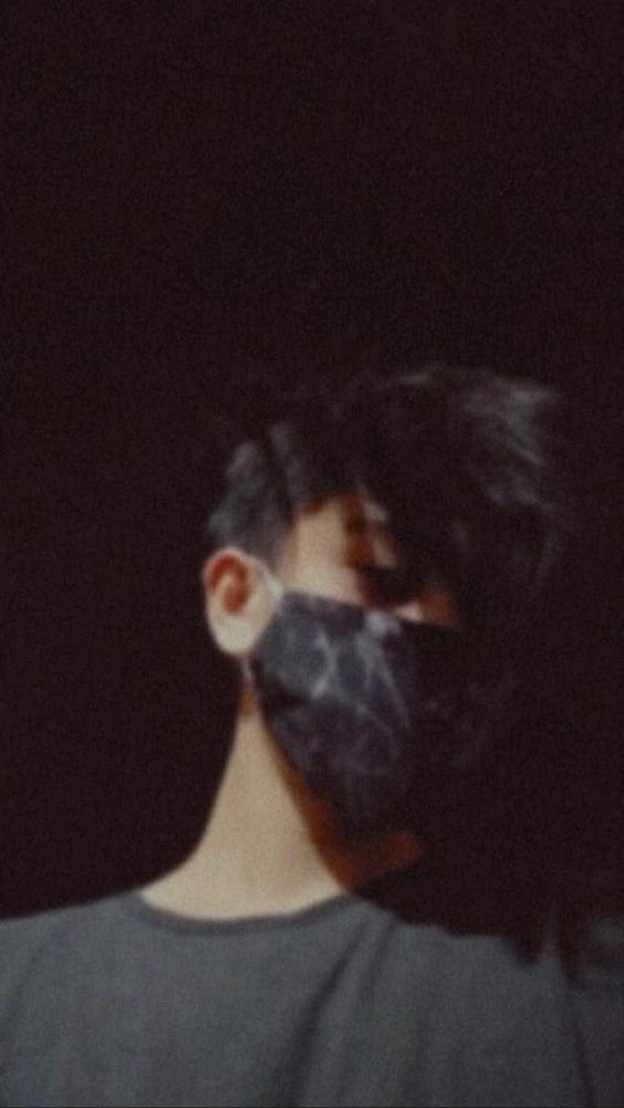عکس خفن عکس پسر مو فرفری با ماسک