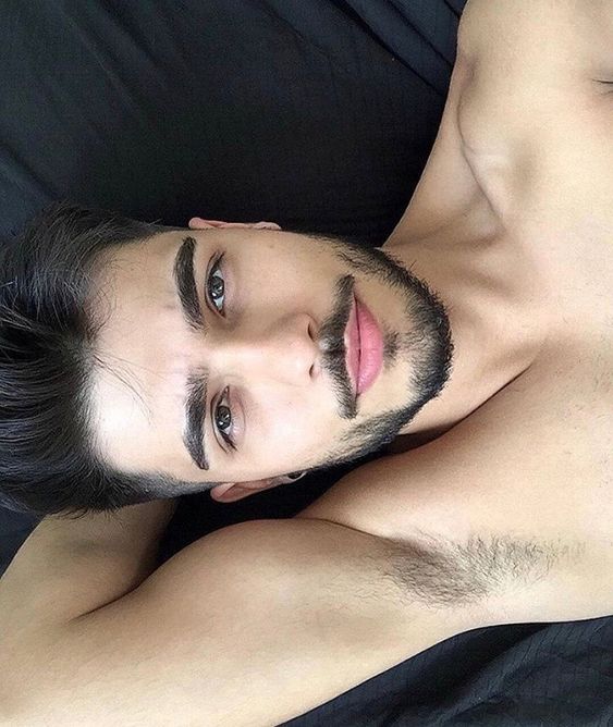 عکس پسر بچه مو فرفری برای پروفایل