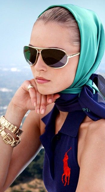 عکس دختر با عینک دودی از نیم رخ