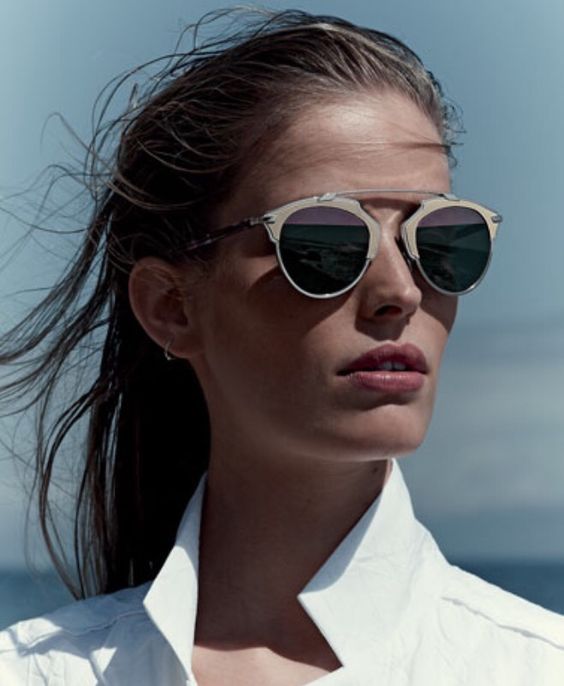 عکس دختر با عینک دودی از نیم رخ