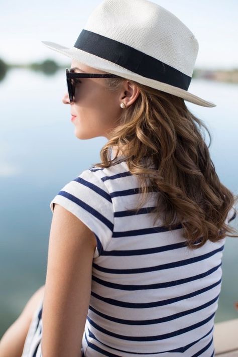 عکس دختر با عینک دودی از نیم رخ