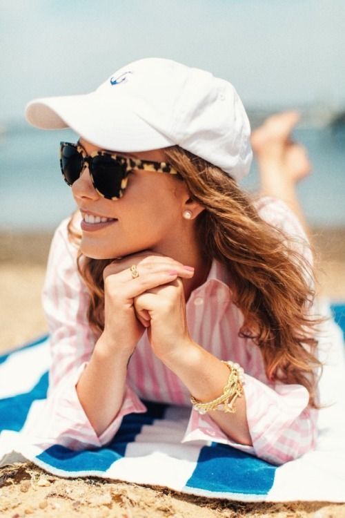 عکس دختر با عینک دودی از نیم رخ