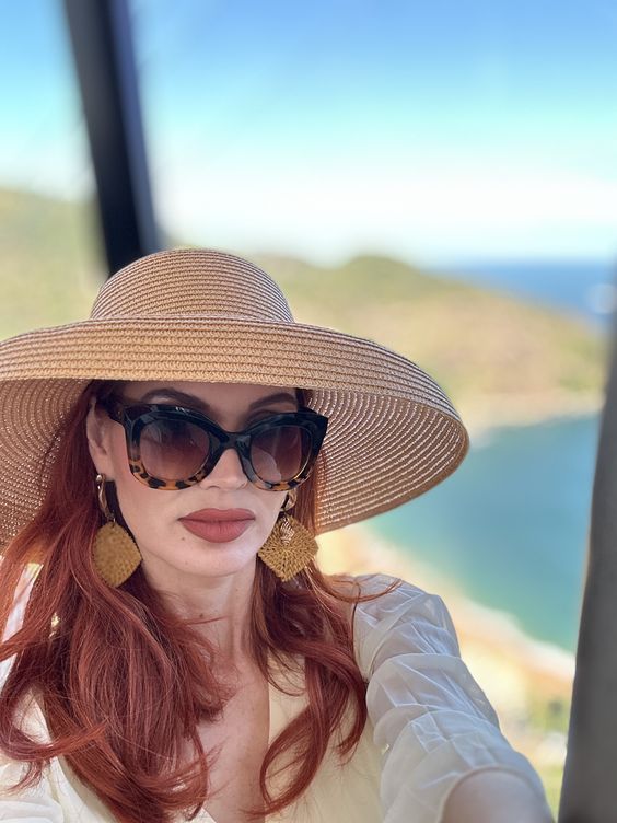 عکس دختر با عینک دودی از نیم رخ