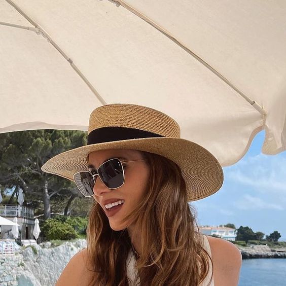 عکس دختر با عینک دودی از نیم رخ