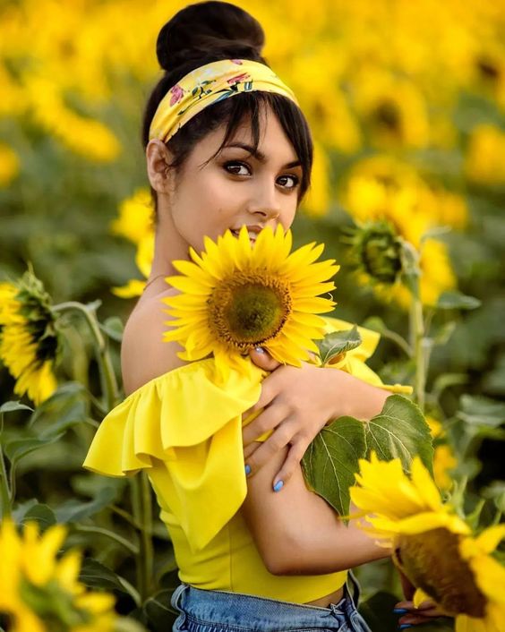  عکس دختر با گل آفتابگردان برای پروفایل