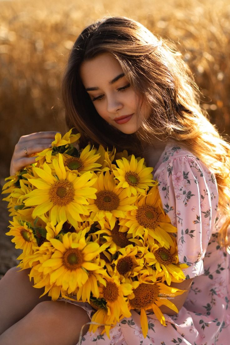 عکس دختر با گل آفتابگردان برای پروفایل