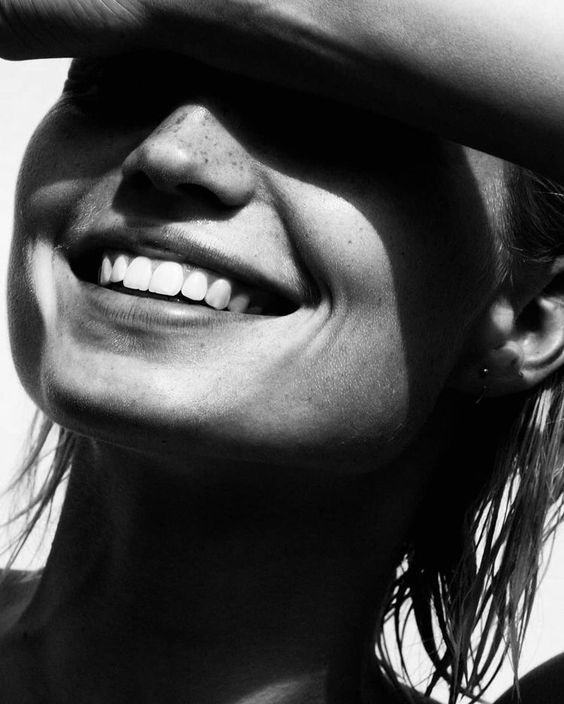 عکس لبخند دختر طبیعی